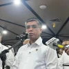 Menteri Ketenagakerjaan (Menaker) Yassierli (tengah) didampingi oleh Sektetaris Kabinet Teddy Indra Wijaya (kiri) dan Wakil Menteri Ketenagakerjaan (Wamenaker) Afriansyah Noor (kanan) dalam jumpa pers di Jakarta, Senin (29/6/2026). ANTARA/Arnidhya Nur Zhafira.