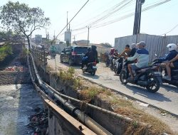 Jembatan CBL Tak Diperbaiki, Warga Bergerak