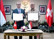 Menteri Investasi dan Hilirisasi/Kepala Badan Koordinasi Penanaman Modal (BKPM) Rosan Roeslani (kanan) bersama Duta Besar Swiss untuk Indonesia, Timor-Leste, dan ASEAN Olivier Zehnder (kiri) melakukan penandatanganan MoU kerja sama industri mineral dan logam di Jakarta, Kamis (16/7/2026). ANTARA/HO-BKPM/pri.