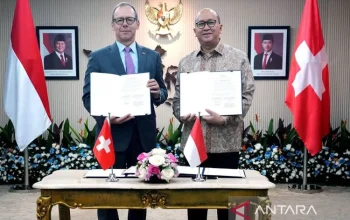 Menteri Investasi dan Hilirisasi/Kepala Badan Koordinasi Penanaman Modal (BKPM) Rosan Roeslani (kanan) bersama Duta Besar Swiss untuk Indonesia, Timor-Leste, dan ASEAN Olivier Zehnder (kiri) melakukan penandatanganan MoU kerja sama industri mineral dan logam di Jakarta, Kamis (16/7/2026). ANTARA/HO-BKPM/pri.