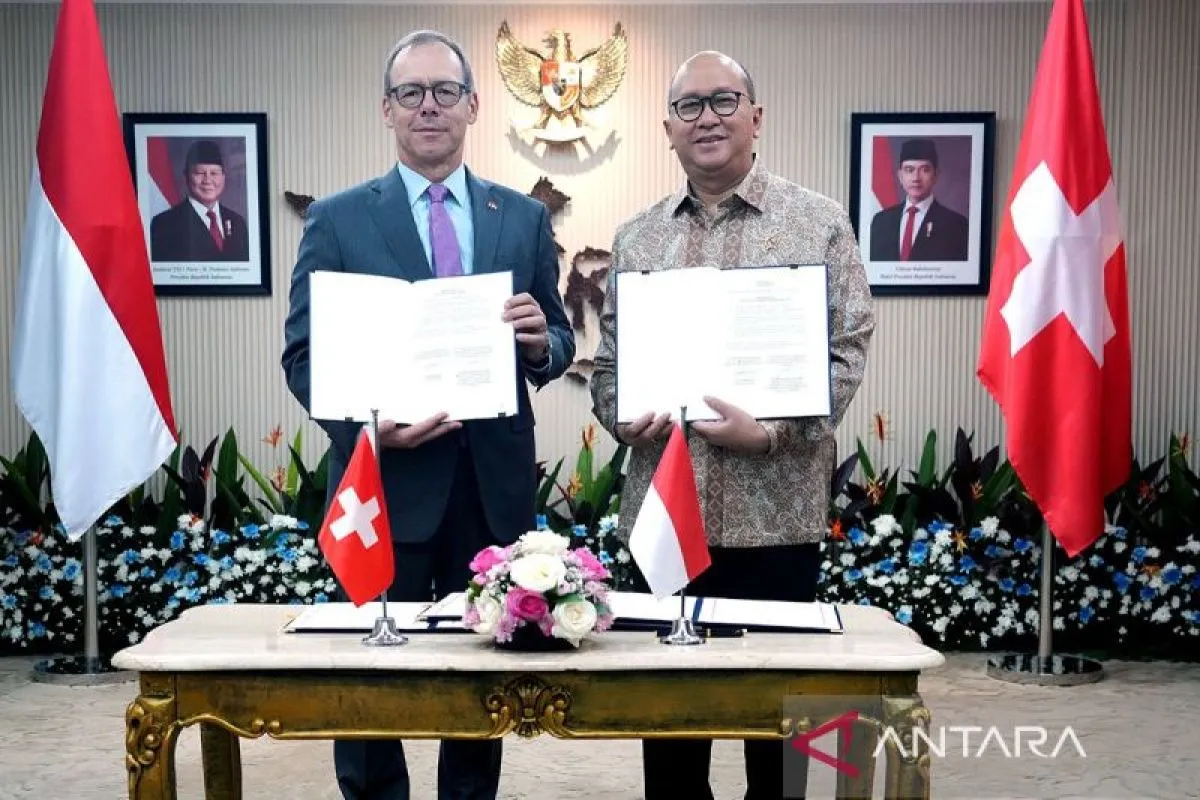 Menteri Investasi dan Hilirisasi/Kepala Badan Koordinasi Penanaman Modal (BKPM) Rosan Roeslani (kanan) bersama Duta Besar Swiss untuk Indonesia, Timor-Leste, dan ASEAN Olivier Zehnder (kiri) melakukan penandatanganan MoU kerja sama industri mineral dan logam di Jakarta, Kamis (16/7/2026). ANTARA/HO-BKPM/pri.