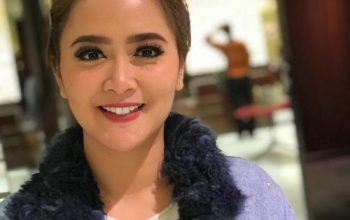 Tanpa Suster, Vega Darwanti Rawat Ibunda hingga Akhir