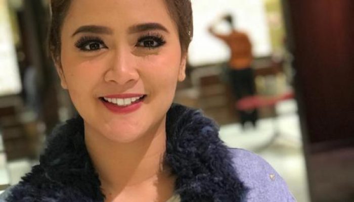 Tanpa Suster, Vega Darwanti Rawat Ibunda hingga Akhir