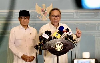 Menteri Koordinator (Menko) Bidang Pangan Zulkifli Hasan (kanan) dan Menteri Desa dan Pembangunan Daerah Tertinggal (Mendes PDT) Yandri Susanto memberikan keterangan pers setelah rapat terbatas di Istana Kepresidenan RI, Jakarta, Rabu (15/7/2026). ANTARA/HO-BPMI Sekretariat Presiden.