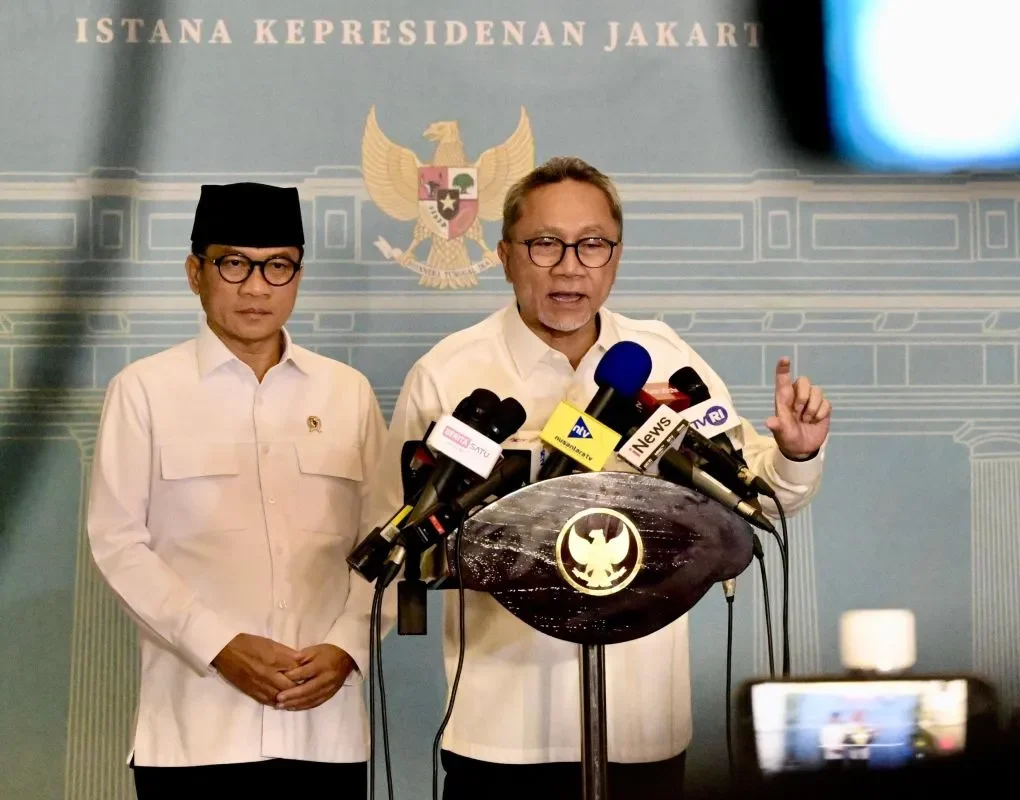 Menteri Koordinator (Menko) Bidang Pangan Zulkifli Hasan (kanan) dan Menteri Desa dan Pembangunan Daerah Tertinggal (Mendes PDT) Yandri Susanto memberikan keterangan pers setelah rapat terbatas di Istana Kepresidenan RI, Jakarta, Rabu (15/7/2026). ANTARA/HO-BPMI Sekretariat Presiden.