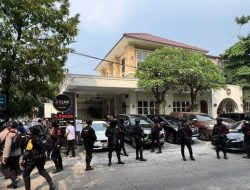Polisi menemukan brankas besar saat menggeledah kafe de'Clan Signature di Cipete, Jakarta, terkait kasus korupsi dan pencucian uang. (Adhfar/detikcom)